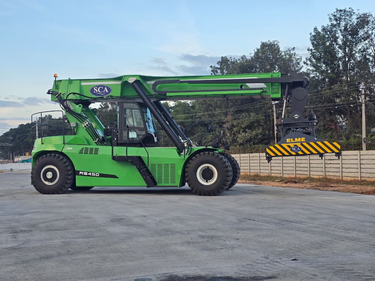 Electric ReachStacker View 6